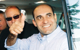 עזאם עזאם משתחרר ועולה למטוס באילת (צילום: יהודה בן יתח למעריב)