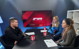 רעייתו של הנגד א' הנאשם בפרשת המסמכים המסווגים, אביטל ר' יחד עם אמה, תהילה ב', חמותו של הנאשם (צילום: אבשלום ששוני)