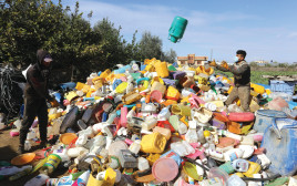 פלסטינים אוספים פלסטיק בחאן יונס (צילום: עבד רחים חטיב, פלאש 90)
