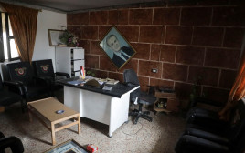 תמונתו של חאפז אל אסד בחומס (צילום:  REUTERS/Mahmoud Hasano)