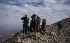 כיבוש החרמון הסורי על ידי כוחות שלדג  (צילום: דובר צה"ל)