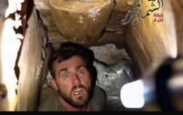 המורדים הסורים משחררים אסירים מכלא סיידנאיא בדמשק (צילום: רשתות ערביות)