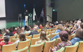 הרצאה ליאור דיין  "לבחור בחיים" באולם עופרה חזה (צילום: עיריית פתח תקווה)