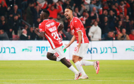 קינגס קאנגווה לצד אליאל פרץ שחקני הפועל באר שבע (צילום: קובי אליהו)