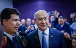 בנימין נתניהו ועו"ד עמית חדד ביום פתיחת עדות נתניהו (צילום: חיים גולדברג פלאש 90)