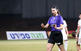ספיר ברמן שופטת כדורגל (צילום: אודי ציטיאט)