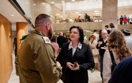טטיאנה מזרסקי בכנס עם בוגרי וחניכי נעל"ה (צילום: לובה טרנבסקיה)