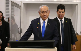 רה"מ נתניהו על שולחן העדים  (צילום: עמית שאבי)