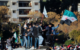 חגיגות בסוריה לאחר נפילתו של אסד (צילום: רויטרס)