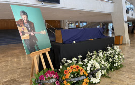 ארונה של קורין אלאל ז"ל ברחבת היכל התרבות (צילום: אבשלום ששוני)