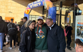 שובאל בן גביר והוריו בלשכת הגיוס  (צילום: דוברות השר )