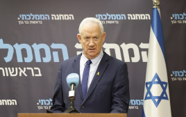 בני גנץ במסיבת עיתונאים (צילום: מארק ישראל סלם)