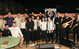 להקת ניצן בנד עם חיילי מחלקת השיקום של שיבא (צילום: עמית הובר)