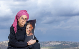 דיצה אור עם תמונתו של בנה אבינתן (צילום: יוסי אלוני)