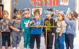 ילדים מדליקים חנוכייה במושב ישרש (צילום: יוסי אלוני, פלאש 90)
