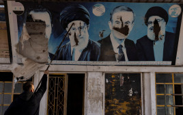 כרזה של אסד, נסראללה וחמינאי (צילום: REUTERS/Umit Bektas)