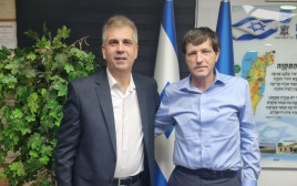 השר אלי כהן עם ראש עיריית פ"ת רמי גרינברג (צילום: דוברות שר האנרגיה)