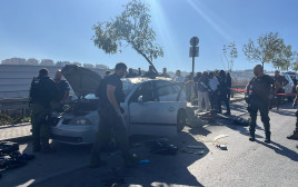 זירת הדקירה במחסום חיזמא (צילום: דוברות המשטרה)