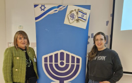 שירה בהרב (מימין) נציגה מעמותת הלל שמקבלת מלגה יחד עם מירה גרוס יו"ר בני ברית חיפה (צילום: צילום פרטי)