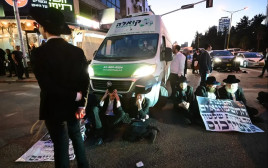 מפגינים נגד חוק הגיוס חוסמים כבישים (צילום: יוסי זליגר/TPS)