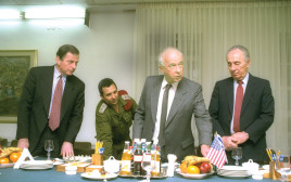 יצחק רבין, שמעון פרס, אהוד ברק, איתמר רבינוביץ' (צילום: צביקה ישראלי)