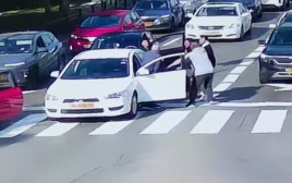 תיעוד הקטטה שהתפתחה בעקבות האלימות נגד הקשיש (צילום: מצלמת אבטחה)