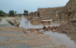 התיאטרון בגן הלאומי קיסריה הוצף בגשמים (צילום: יואב כהן רשות הטבע והגנים)