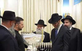 זלנסקי מדליק נרות חנוכה (צילום: FJCU/ לשכת הנשיאות האוקראינית)