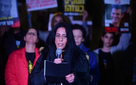 עינב צנגאוקר מוסרת הצהרה מול הקריה (צילום: אבשלום ששוני)
