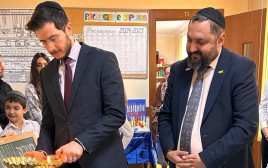 הרב איסייב עם השגריר הישראלי באזרבייג׳ן עם ילדי בית הספר היהודי  (צילום: באדיבות הקהילה היהודית באקו)