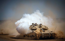 טנקים בעזה (צילום: יונתן זינדל, פלאש 90)