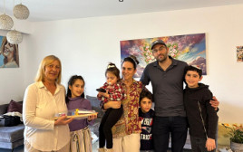 בני משפחת דהן מעניקים את החנוכיה לאמה של עמית מן ז''ל (צילום: Unicorn Group)
