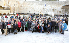 שורדי השואה בהדלקת הנר החמישי בכותל המערבי (צילום: קוסטנטין גרוסמן)
