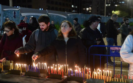 משפחות חטופים בכיכר רבין בהדלקת נר שמיני של חנוכה  (צילום: אבשלום ששוני)