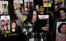 עינב צנגאוקר בהפגנה בשער בגין בקריה בתל אביב (צילום: אבשלום ששוני)