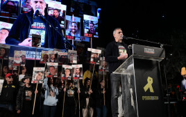 משפחות החטופים בכיכר החטופים (צילום: אבשלום ששוני)