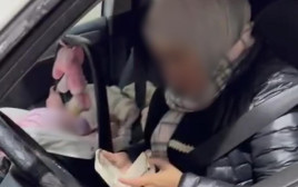 לצד תינוקה ברכב: אישה מאלעיזריה נעצרת בחשד שריושנה נפסל (צילום: דוברות המשטרה)