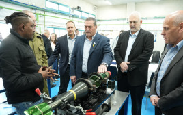 בכירי אלביט ומשרד הביטחון בחתימת ההסכם לייצור הנשק (צילום: אגף דוברות וקשרי ציבור במשרד הביטחון)