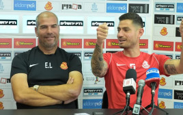 מאמן מ.ס. אשדוד אלי לוי עם ניר ביטון (צילום: ניב אהרונסון)