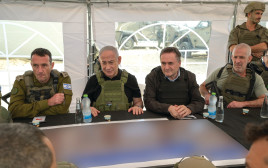 רונן בר ישראל כץ נתניהו הרצי הלוי בסיור במסדרון נצרים בעזה (צילום: מעיין טואף/לע״מ)