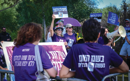 הפגנה לשוויון בנטל מול הבקו"ם (צילום: אבשלום ששוני)