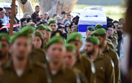 לוויתו של רס"ם במיל' אלכסנדר פרודנקו ז"ל  (צילום: אבשלום ששוני)