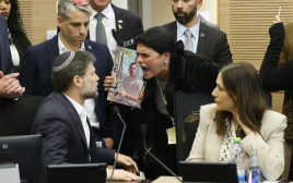 בצלאל סמוטריץ' ורחל משה אימו של החטוף עוז עזרא משה (צילום: מרק ישראל סלם)