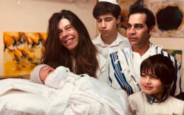 וייקרא שמו בישראל - ג'ון, אביב גפן, ילדיו ואשתו בטקס ברית המילה (צילום: אלון לוין,באדיבות איציק אוחנה כיכר השבת)