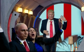 טראמפ נכנס לאולפן (צילום: צילום מסך ארץ נהדרת)