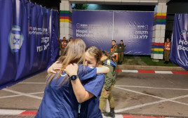 ארכיון. חיבוק צוות בחזרת חטופים קודמת  (צילום: דוברות שיבא)