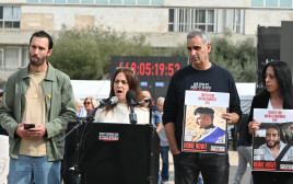 נציגי משפחות החטופים בהצהרה בכיכר החטופים (צילום: אבשלום ששוני)
