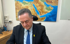 ישראל כ"ץ חותם על ביטול הצווים המנהליים  (צילום: דוברות השר )