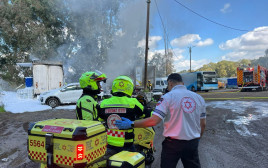 השריפה בצומת סירקין בפתח תקווה (צילום: תיעוד מבצעי מד"א)