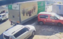 רגע גניבת המשאית מטבריה (צילום: דוברות המשטרה)